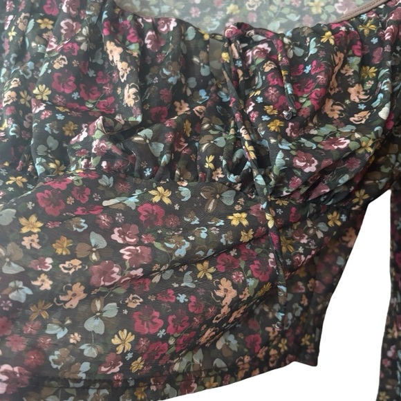 Caution to the Wind Cropped Floral Blouse - Picture 3 of 10